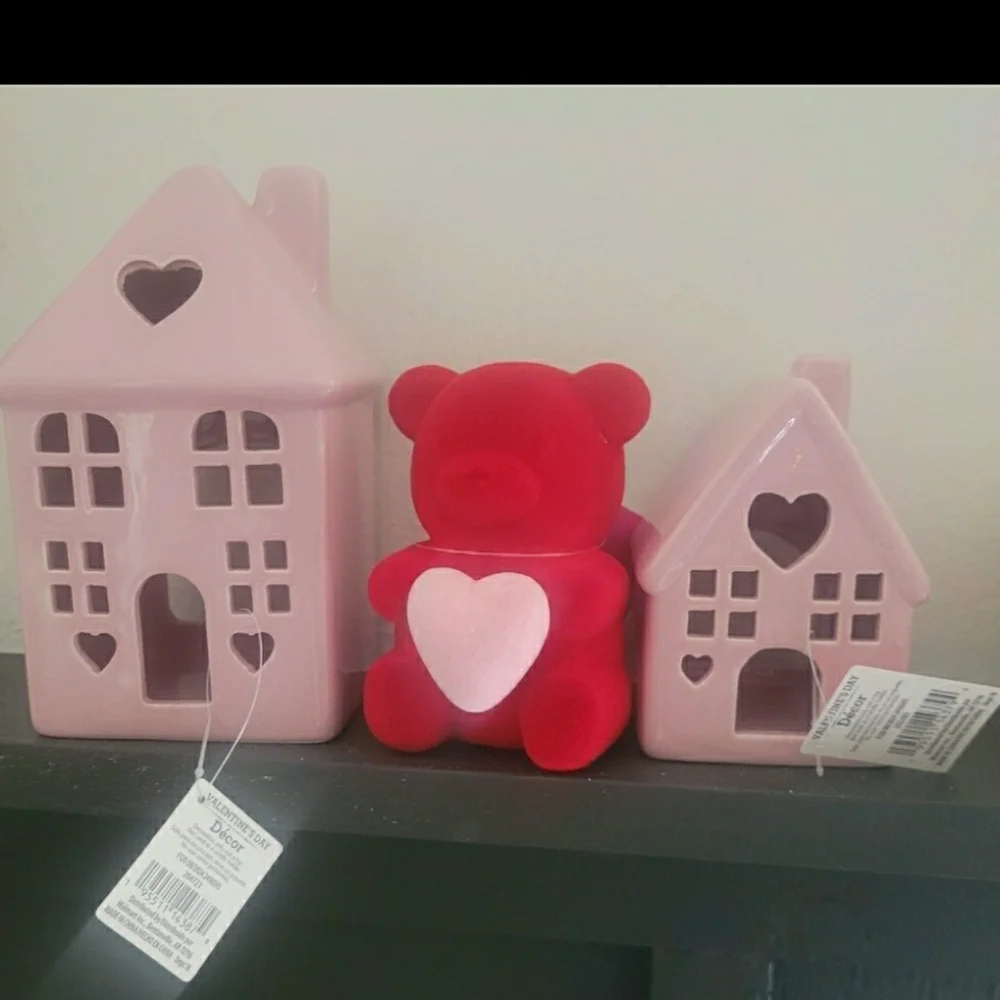 NWT Valentines houses with flocked bear holding heart
